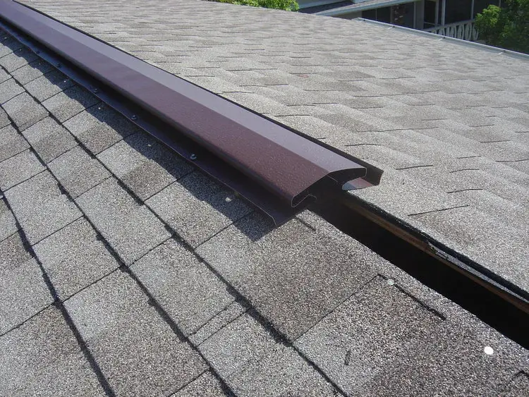 A metal ridge vent with a baffle