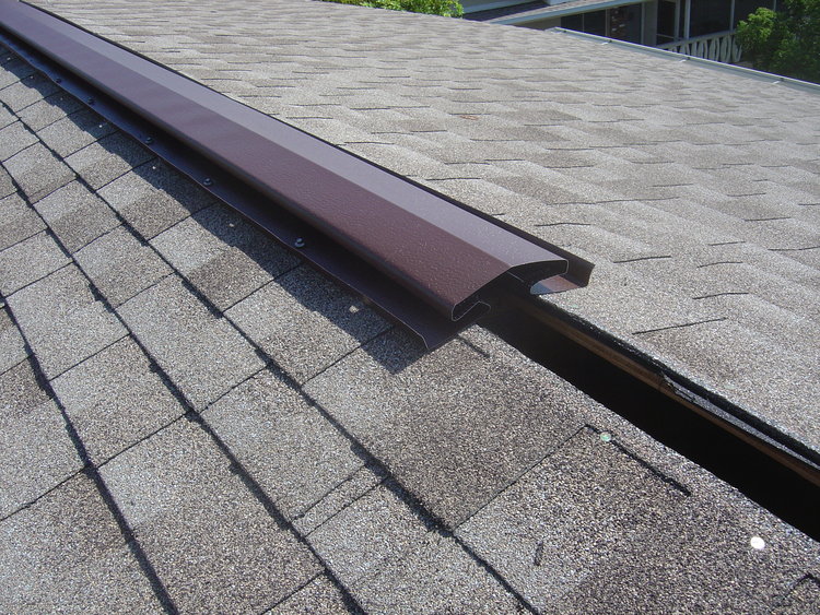 A metal ridge vent with a baffle